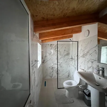 ホテル Xhaferri *